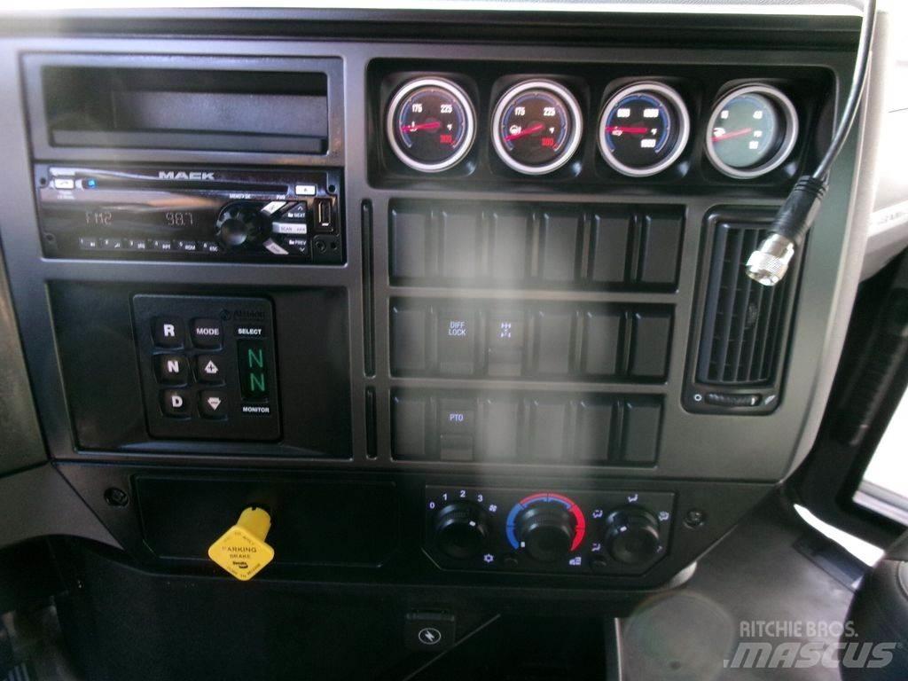 Mack GR64F 自卸式货车