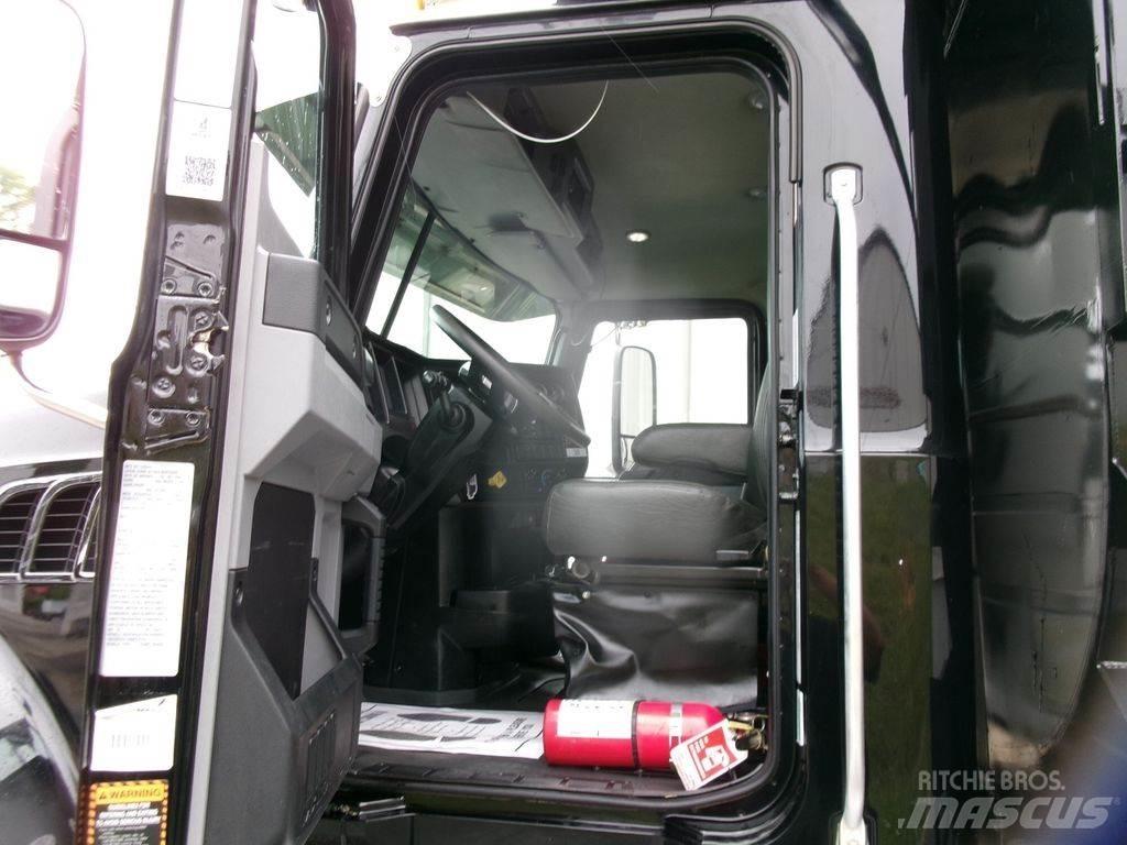 Mack GR64F 自卸式货车