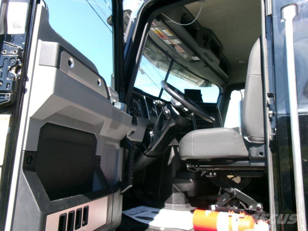 Mack GR64F 自卸式货车