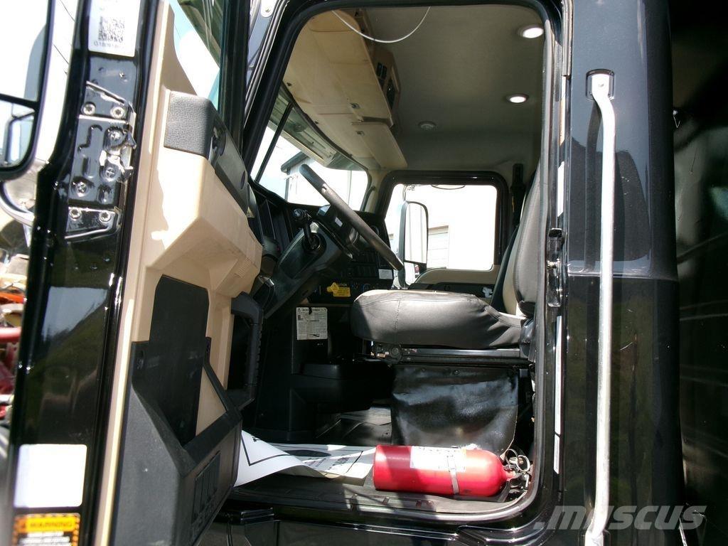 Mack GR64F 自卸式货车