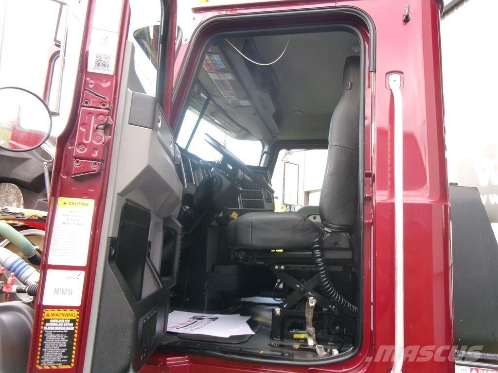 Mack GR64F 自卸式货车