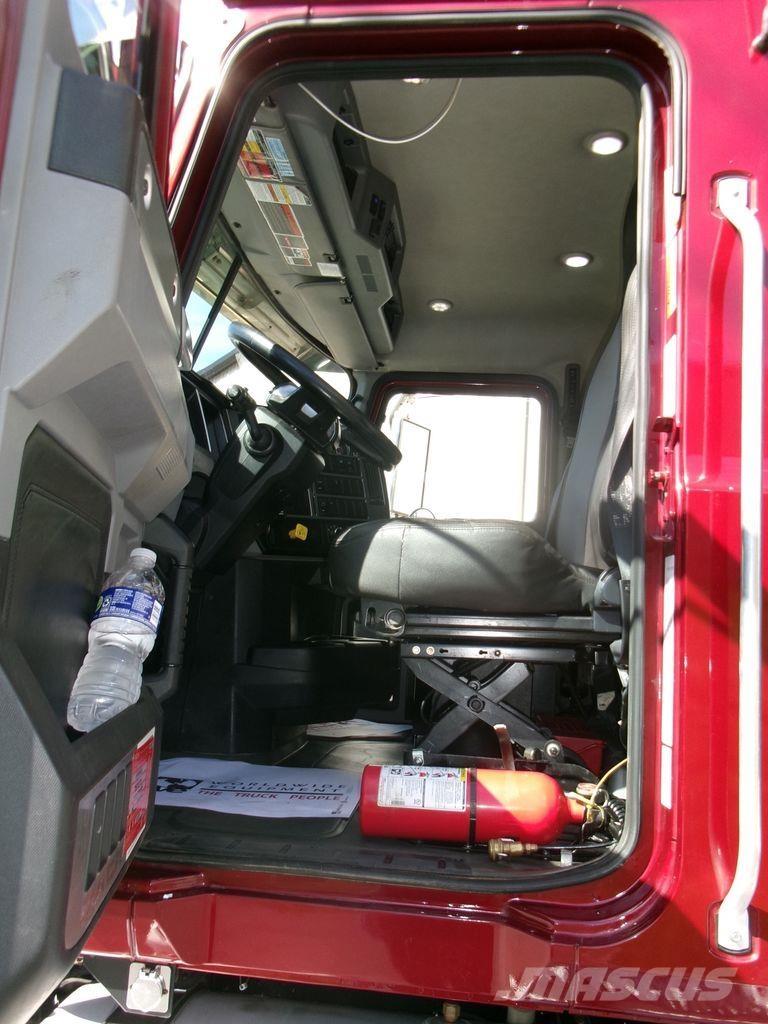 Mack GR64F 自卸式货车