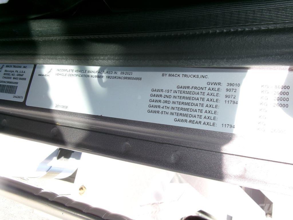 Mack GR64FR 自卸式货车