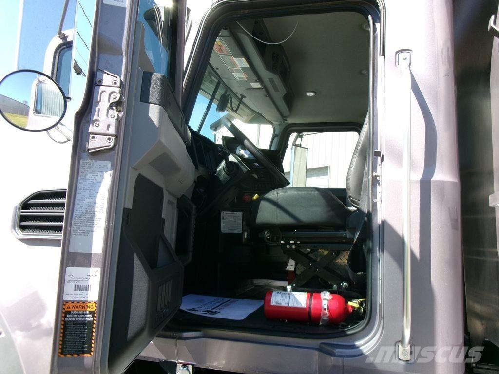 Mack GR64FR 自卸式货车