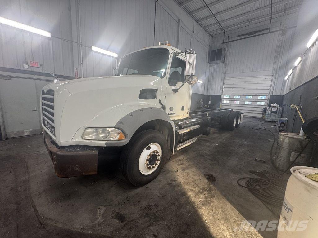 Mack GU813 平板车