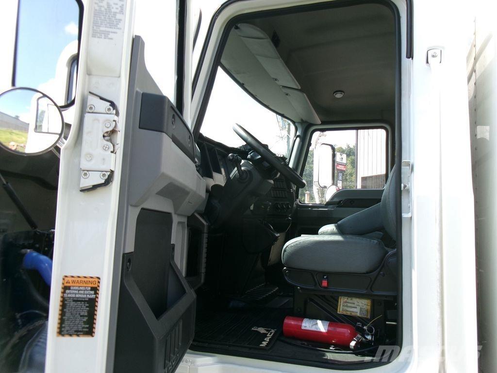 Mack MD6 厢式货车