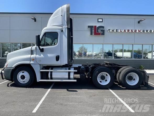 Freightliner CASCADIA 126 牵引车