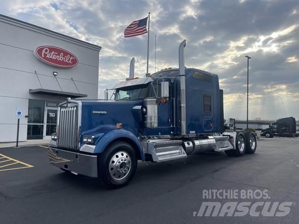 Kenworth W900 牵引车