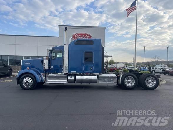 Kenworth W900 牵引车