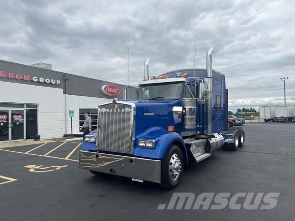 Kenworth W900 牵引车
