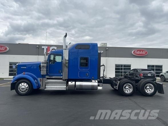 Kenworth W900 牵引车