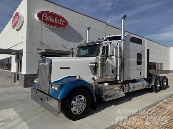 Kenworth W900B 牵引车