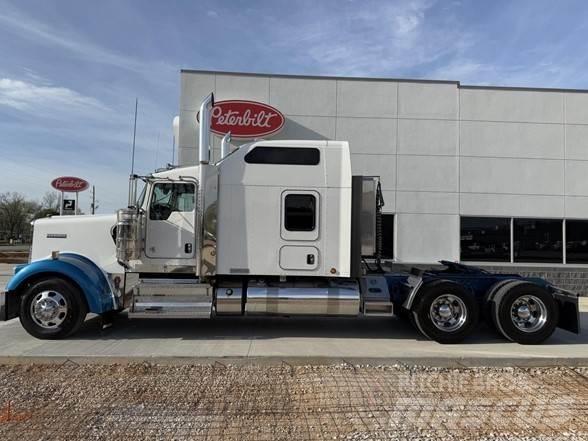 Kenworth W900B 牵引车