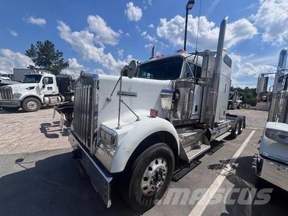 Kenworth W900B 牵引车