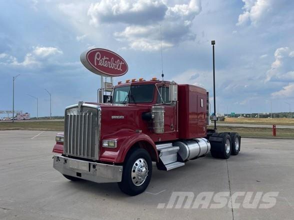 Kenworth W900B 牵引车