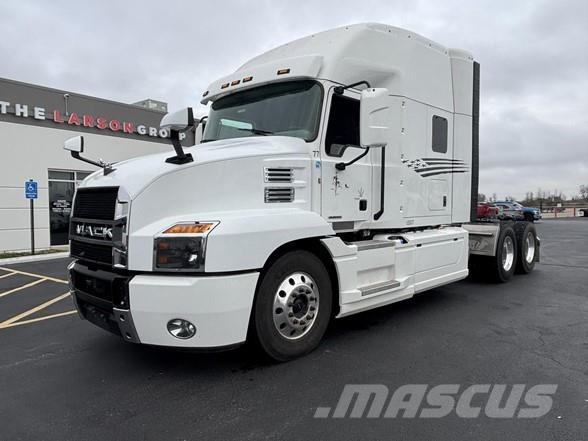 Mack ANTHEM 64T 牵引车