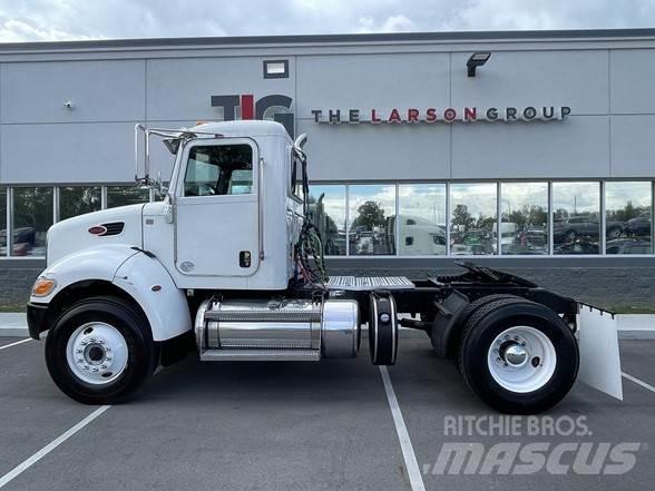 Peterbilt 337 牵引车