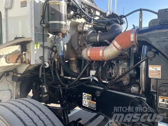 Peterbilt 337 牵引车