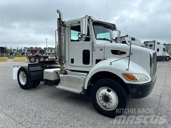 Peterbilt 337 牵引车
