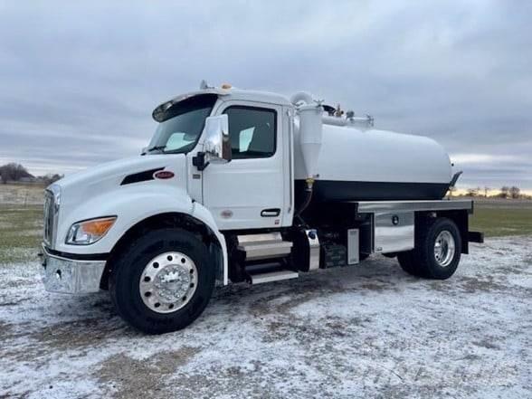 Peterbilt 536 油罐车