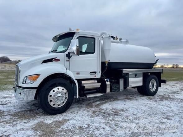 Peterbilt 536 油罐车