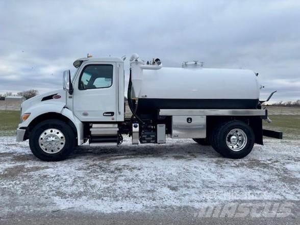 Peterbilt 536 油罐车