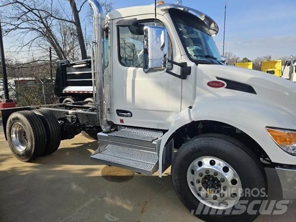 Peterbilt 536 牵引车