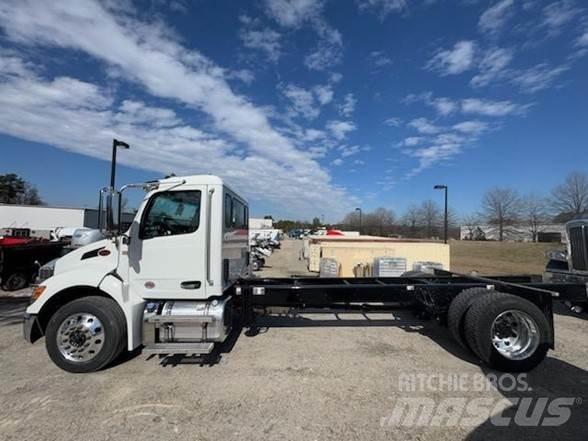 Peterbilt 536 平板车
