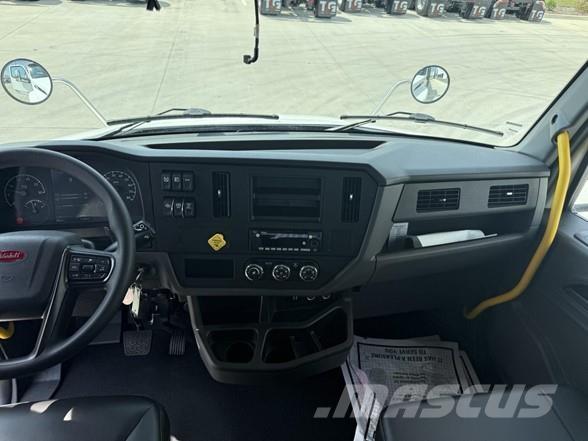 Peterbilt 537 平板栏板货车