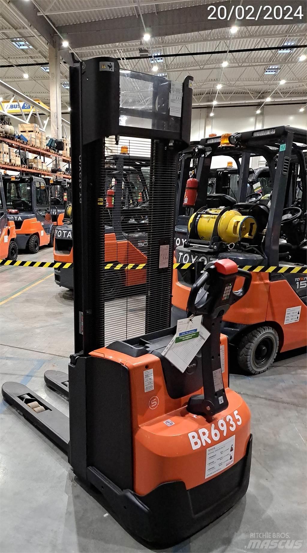BT SWE100 手推堆垛车