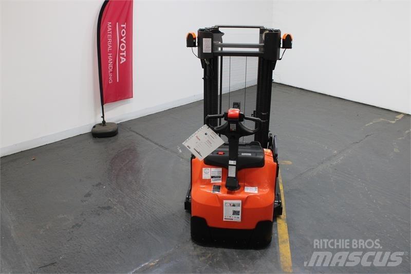 BT SWE140S 手推堆垛车