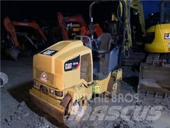 CAT CB14B 双轮压路机