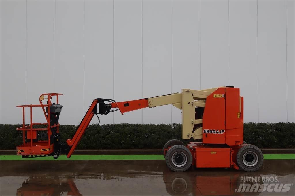 JLG E300AJP 曲臂高空工作平台