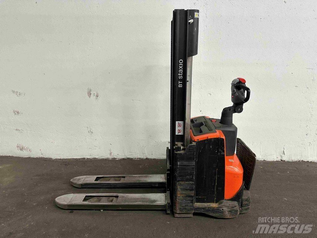 BT SWE 100 手推堆垛车