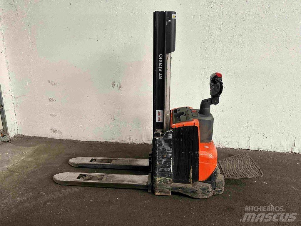 BT SWE 100 手推堆垛车