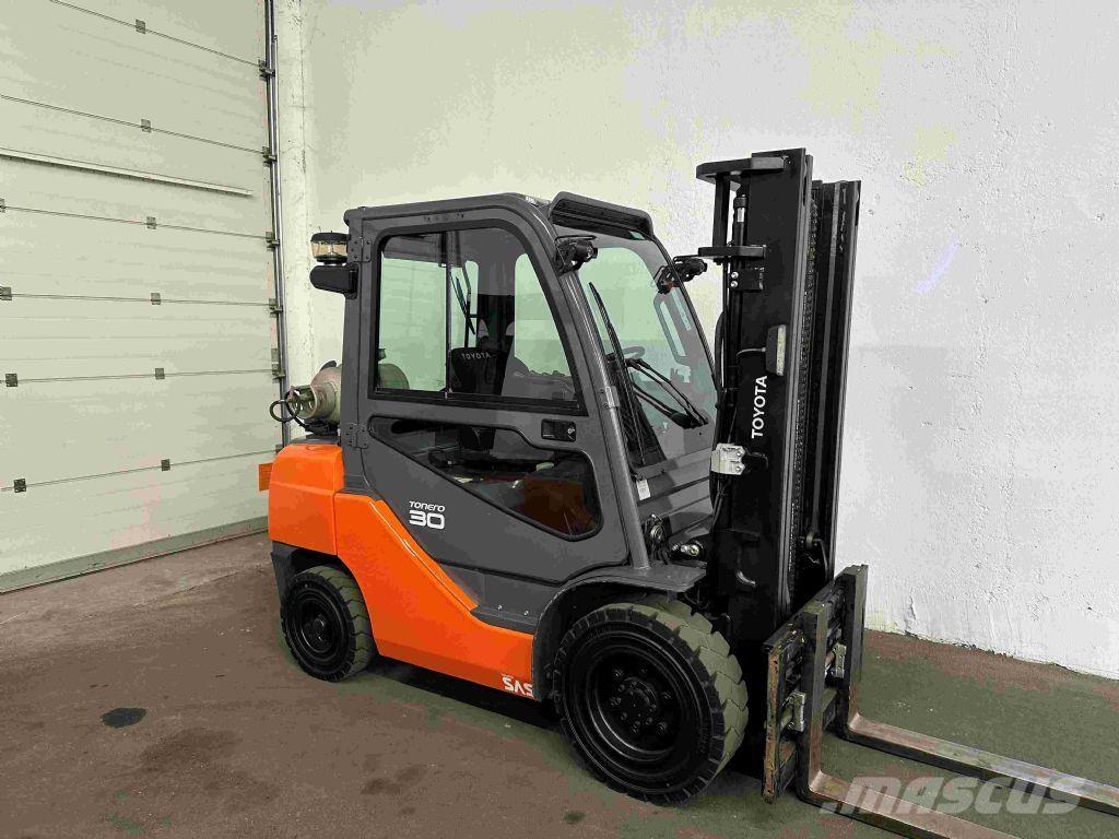 Toyota 02-8FGF30 天然气叉车