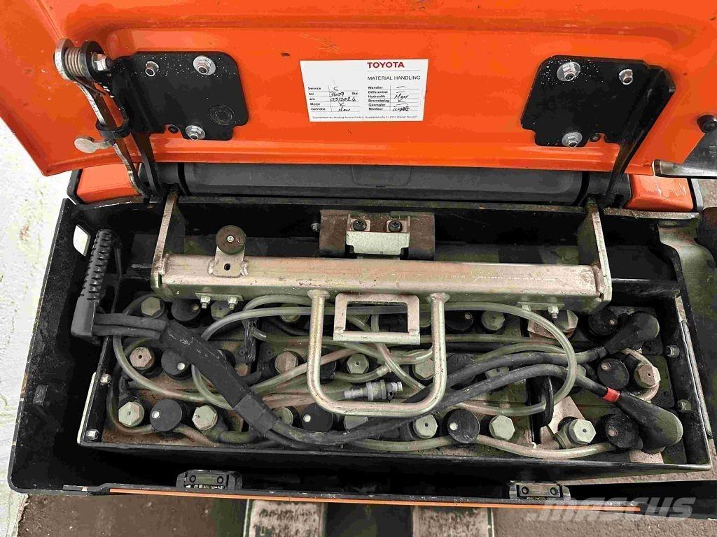 Toyota LPE 200 手摇升降机