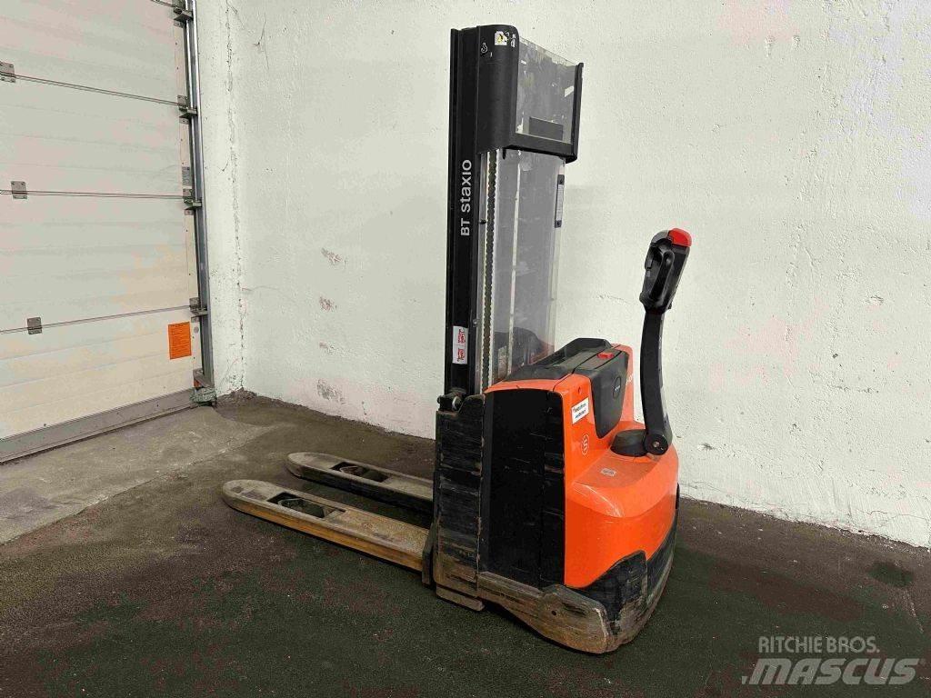 Toyota SWE 120 手推堆垛车