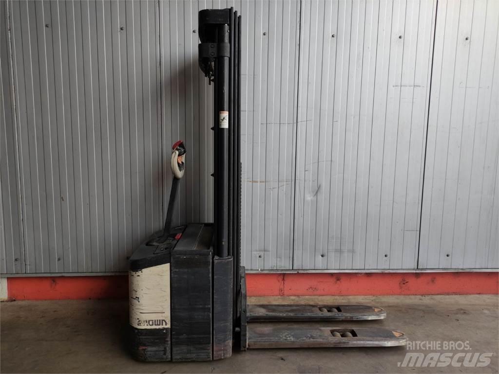 Crown WE 2300-1.6 TT 手推堆垛车