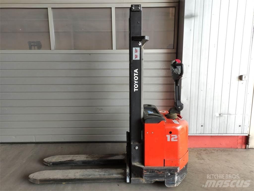 Toyota 7SM12 手推堆垛车