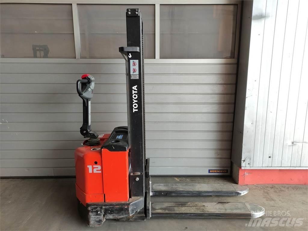 Toyota 7SM12 手推堆垛车